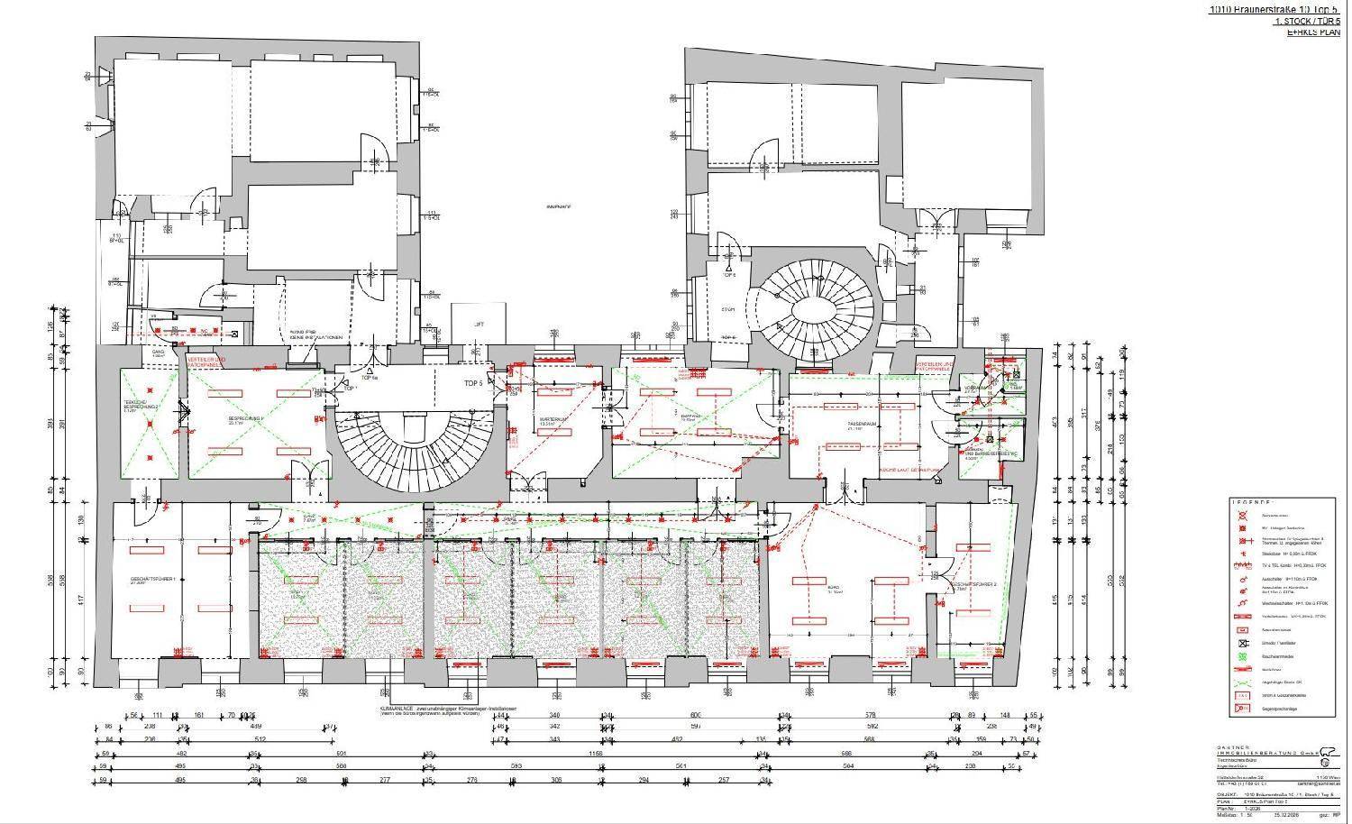 Detaillierter Grundriss einer Etage mit mehreren Räumen und zwei markanten Wendeltreppen.