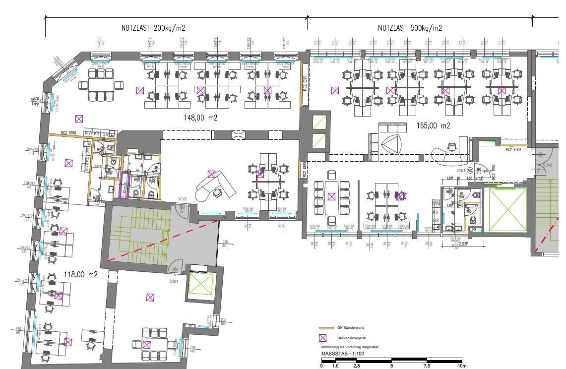 Detaillierter Grundriss eines großen Bürobereichs mit verschiedenen Zonen und Treppenhaus.