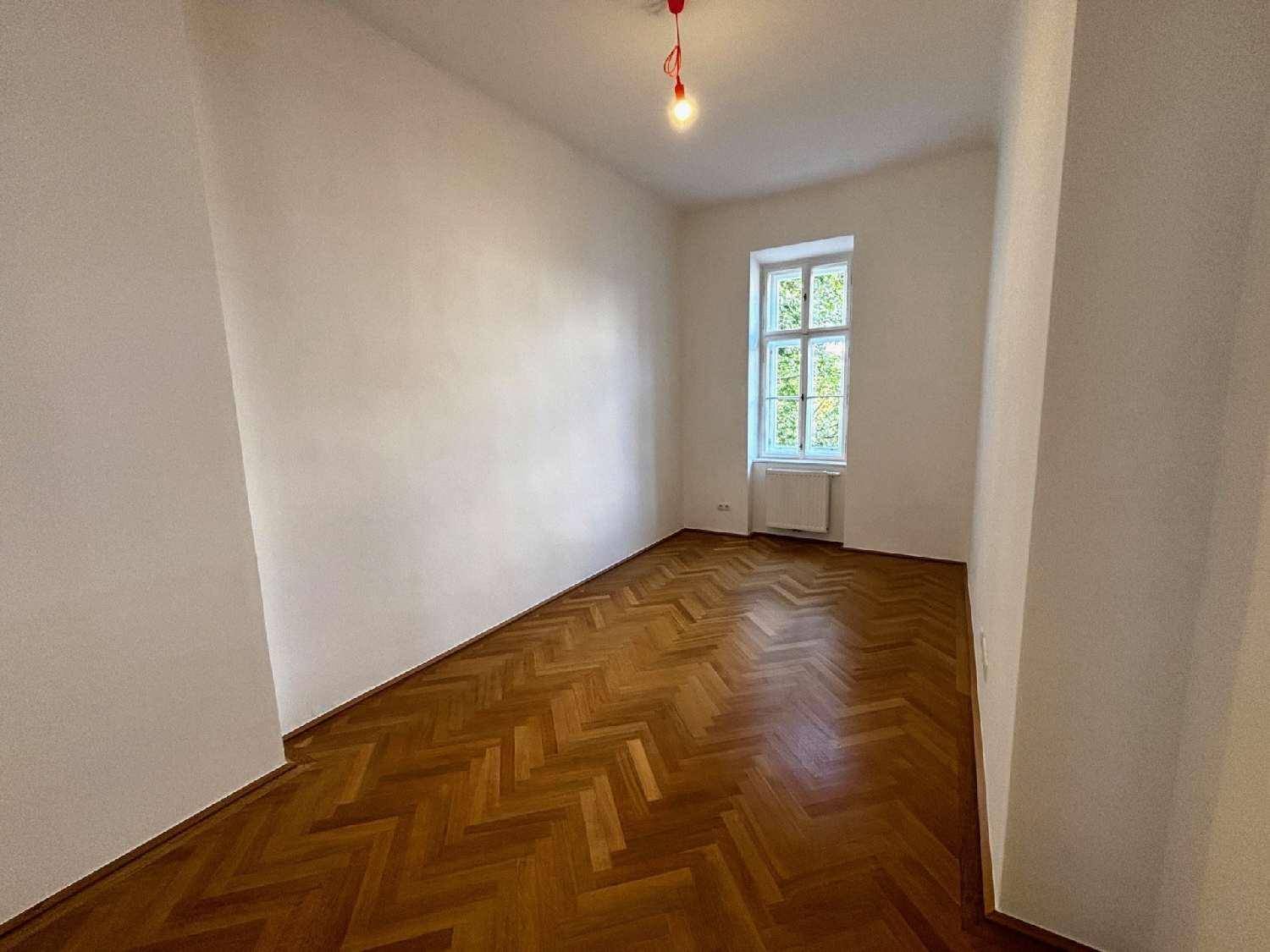 Gemütliches Zimmer mit Fischgrätparkett und einem Fenster, ideal als Schlaf- oder Arbeitszimmer.