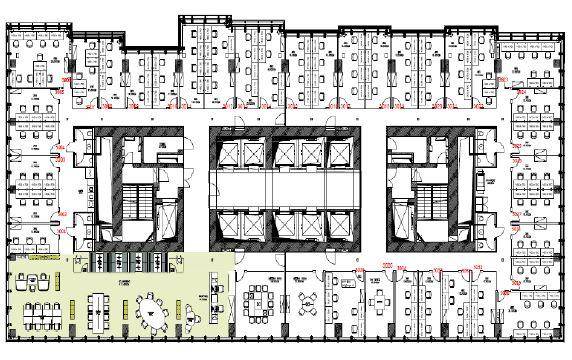 Detaillierter Grundriss eines Bürogebäudes mit zahlreichen Arbeitsbereichen, Konferenzräumen und Gemeinschaftsflächen.