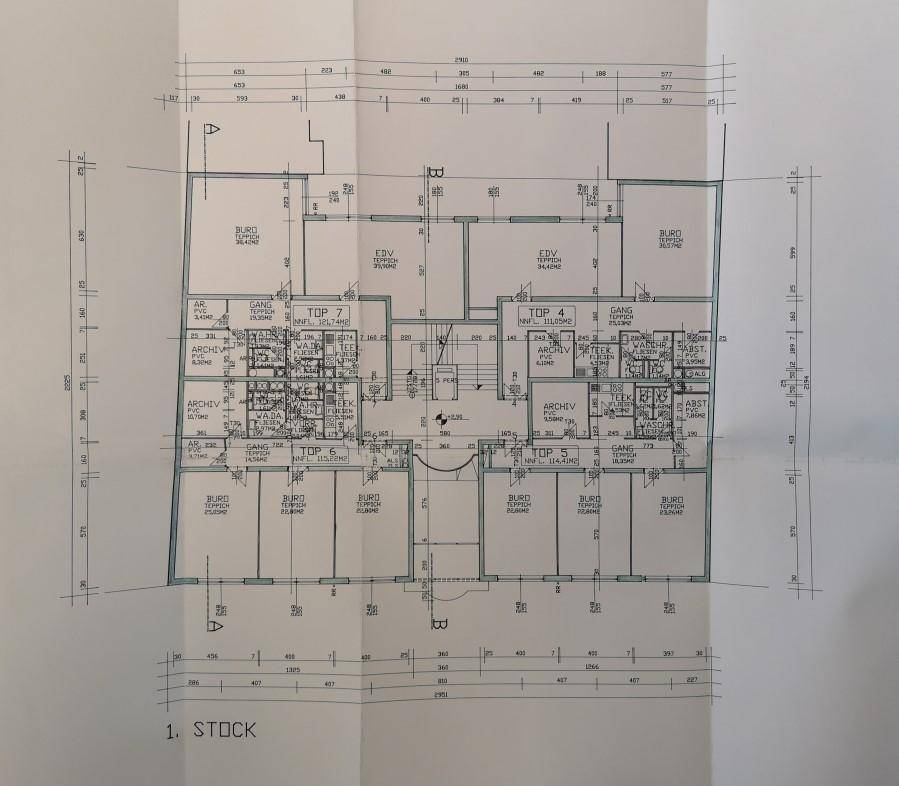Grundriss des ersten Stocks mit flexiblen Büroräumen, Teeküchen und sanitären Einrichtungen.