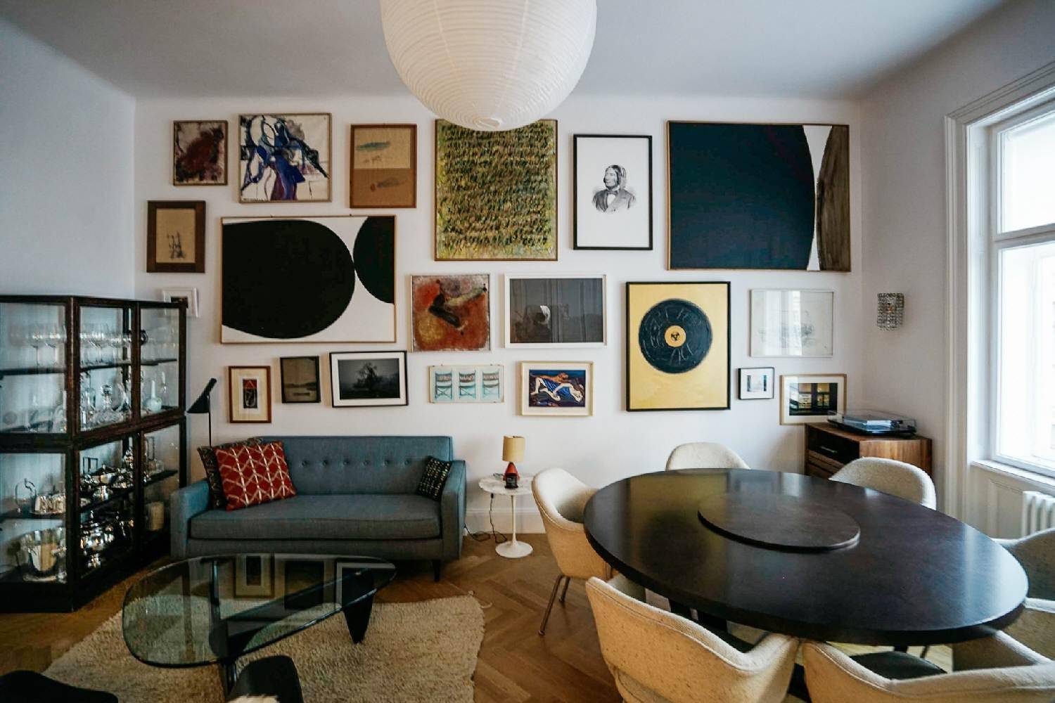 Geräumiger Wohn- und Essbereich mit einer beeindruckenden Kunstgalerie und eleganten Möbeln.