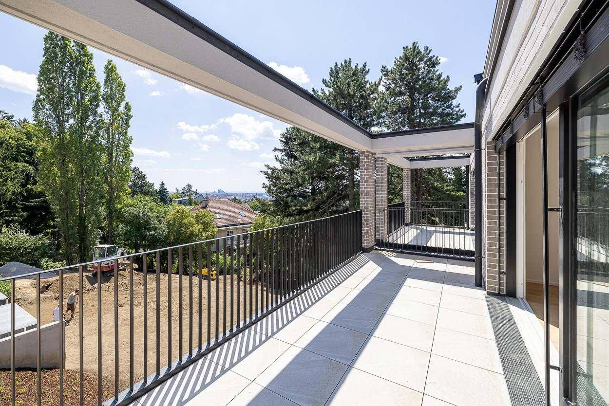 Heller Balkon mit weitem Ausblick über die Umgebung und angrenzende Baustelle.
