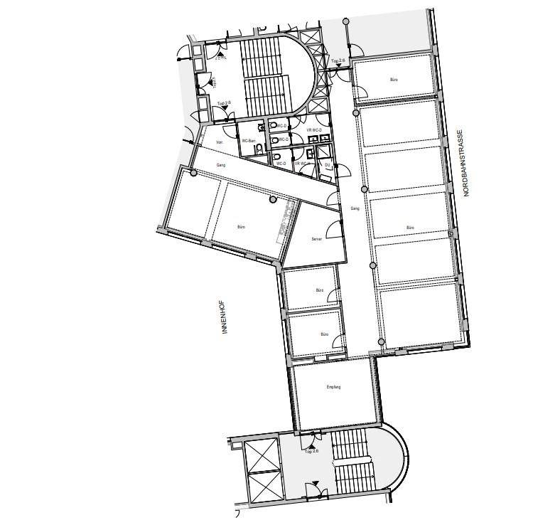 Detaillierter Grundriss eines Gebäudes mit verschiedenen Räumen, Treppenhäusern und Innenhofzugang.