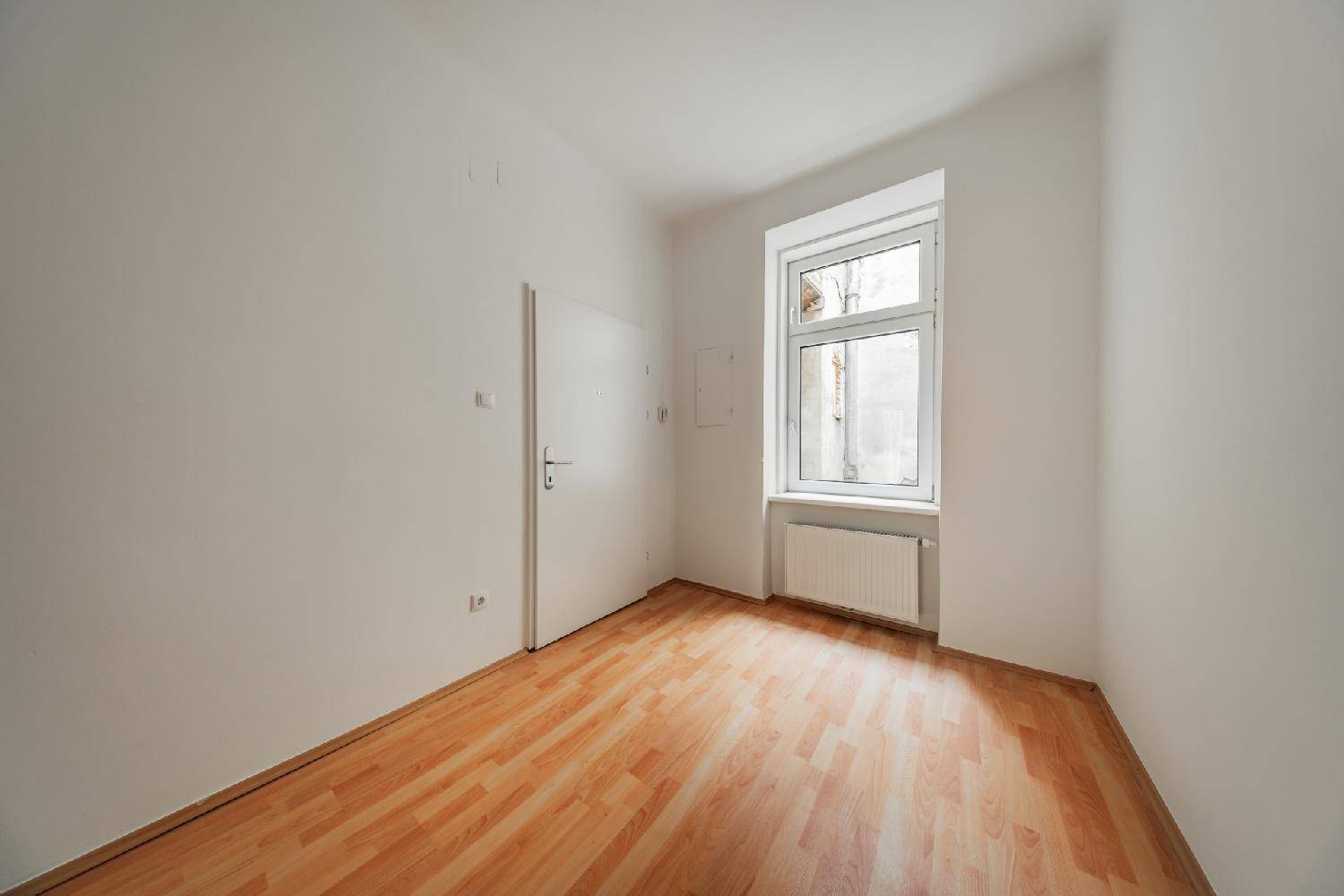 Kleineres, helles Zimmer mit Laminatboden und einem Fenster, geeignet als Büro oder Kinderzimmer.