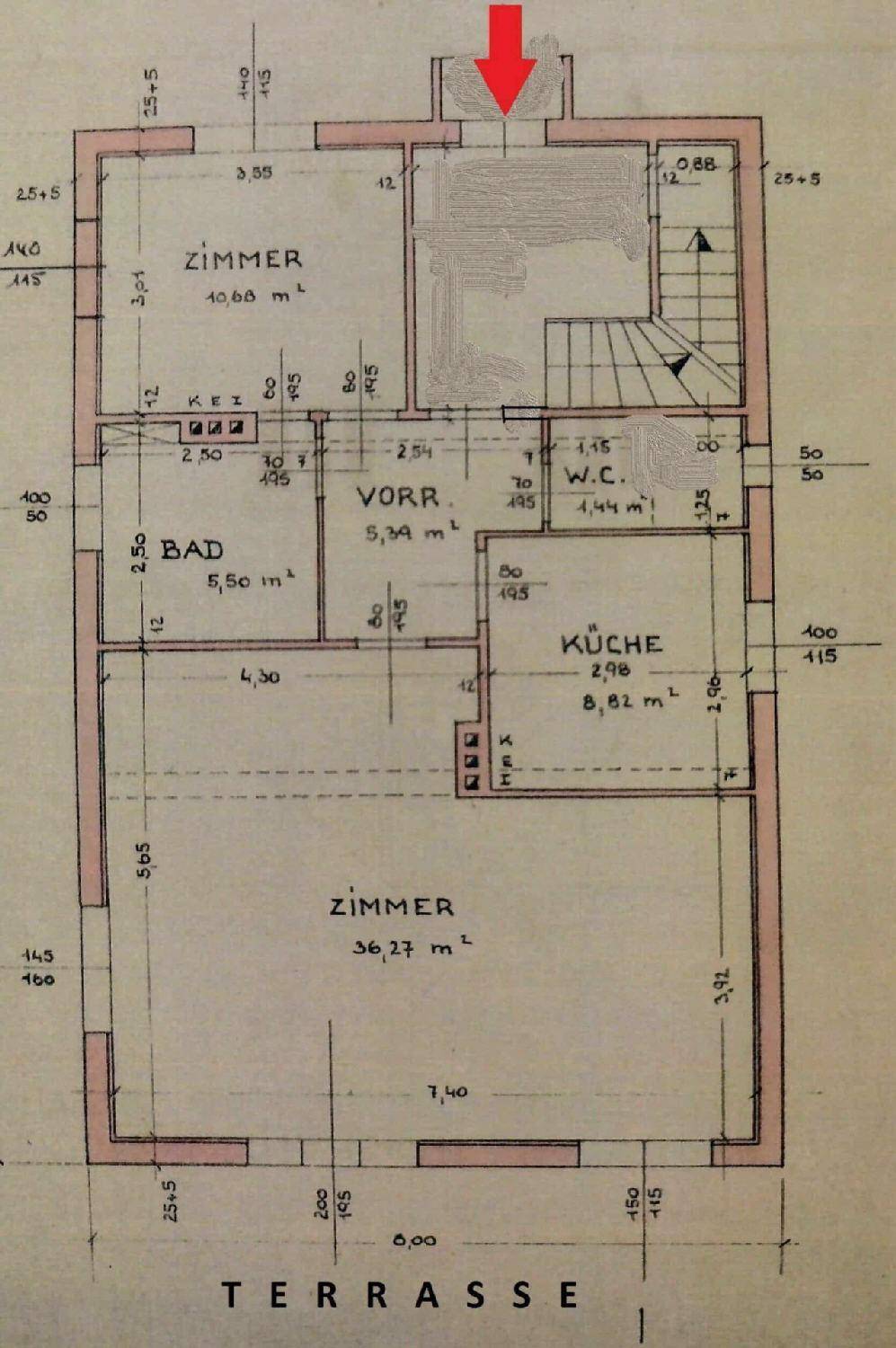 Grundriss des Erdgeschosses mit Zimmern, Bad, WC, Küche und einer Terrasse.
