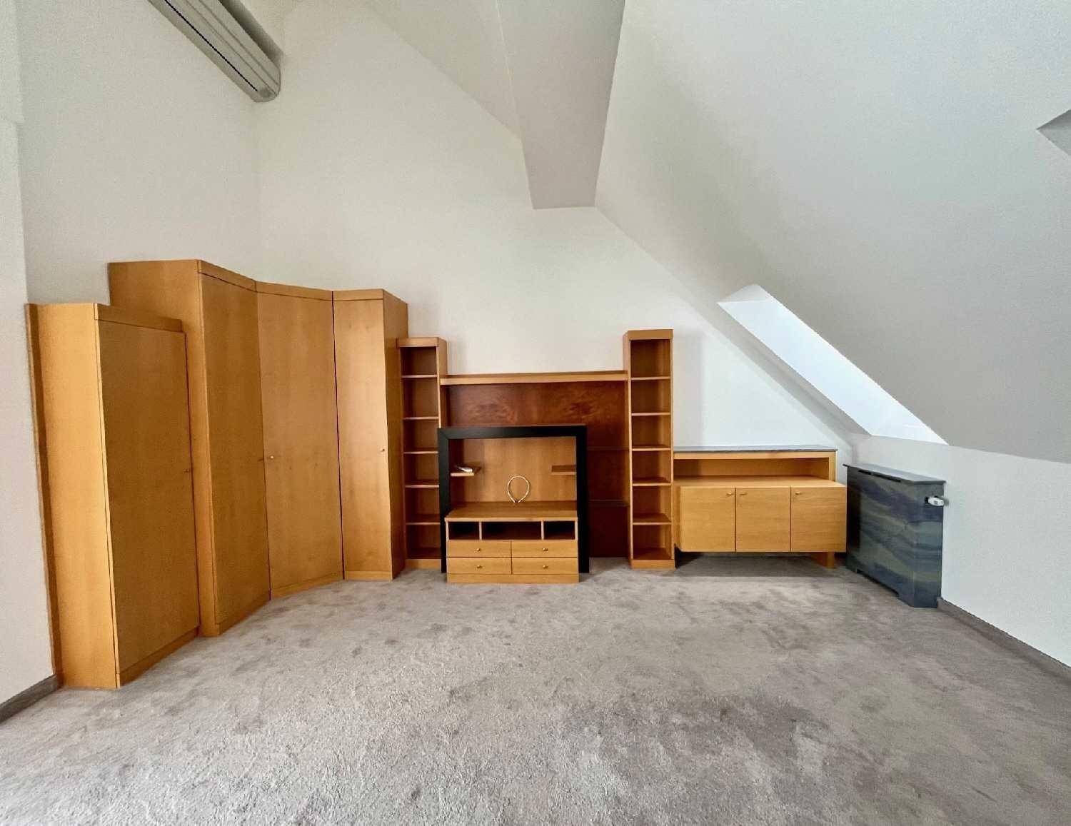 Gemütliches Schlafzimmer mit Teppichboden, Einbauschränken und Dachschräge, bietet viel Stauraum.