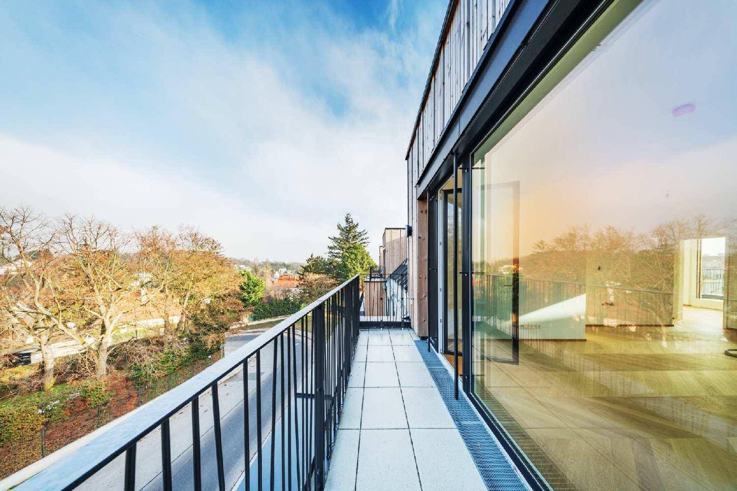 Langer Balkon mit Metallgeländer und weitem Blick auf die Umgebung.
