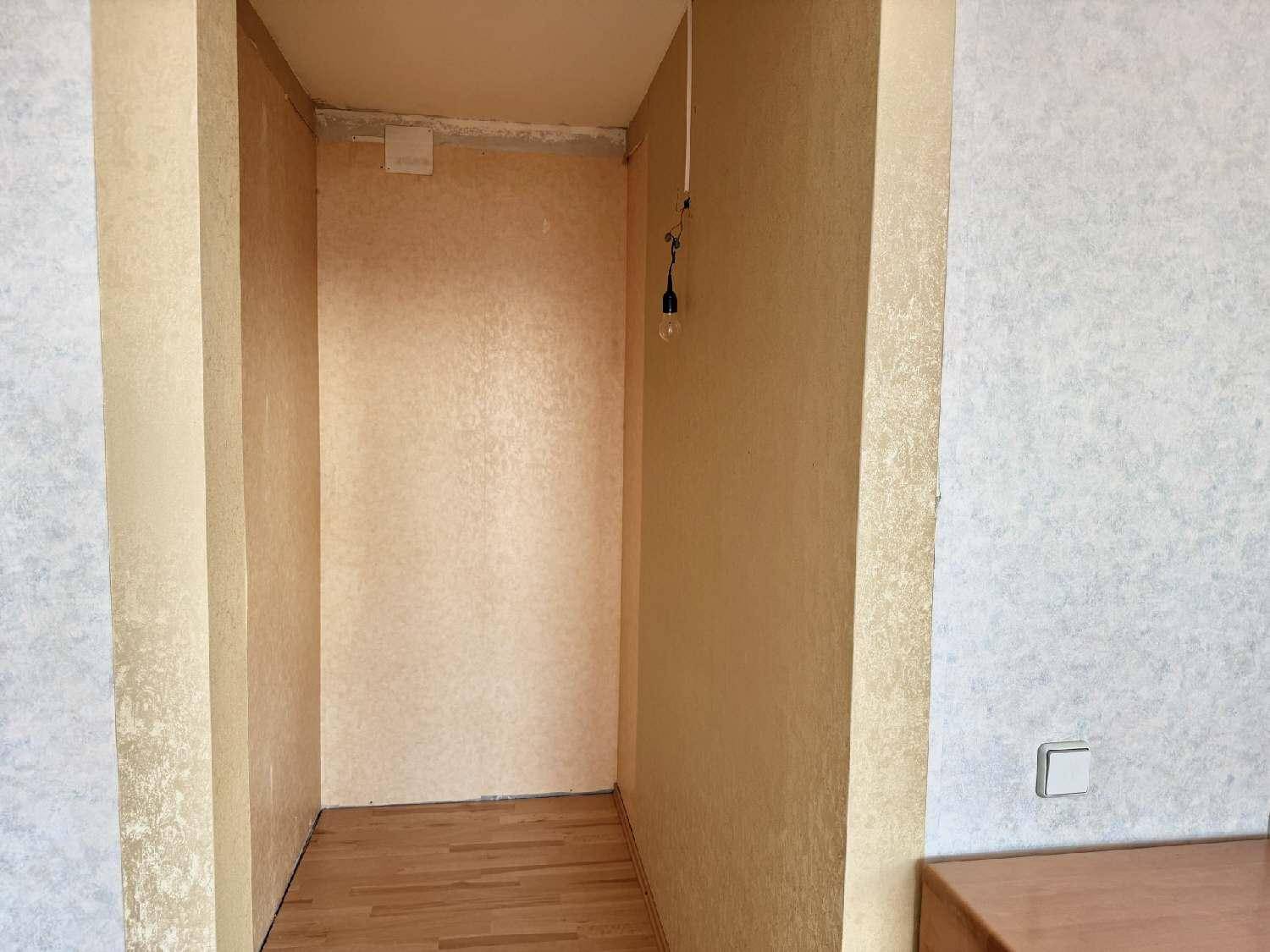 Praktische Nische, ideal als Abstellraum oder begehbarer Kleiderschrank nutzbar.