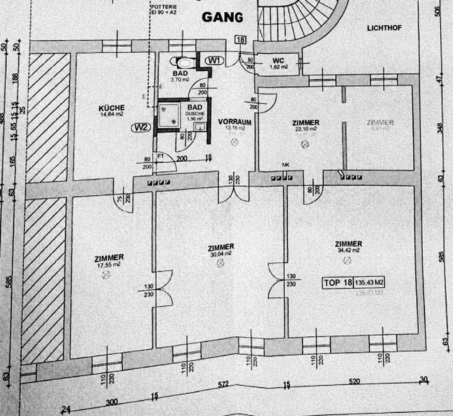 Grundriss einer Wohnung mit mehreren Zimmern, separater Küche, zwei Bädern, einem Gäste-WC und einem Lichthof.