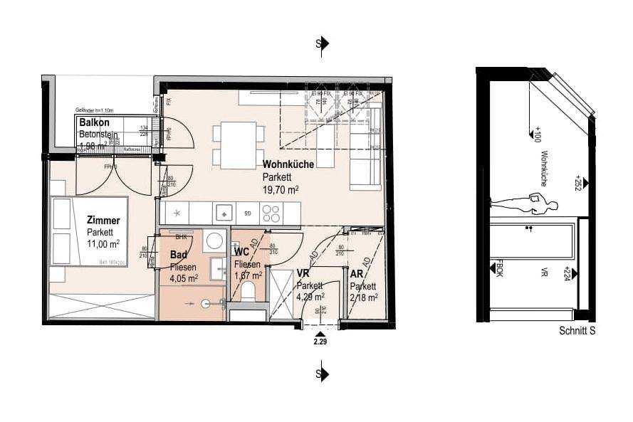 Dieser Grundriss zeigt eine Wohnung mit offenem Wohn- und Küchenbereich, einem Schlafzimmer, Bad, separatem WC und Balkon. Ein Schnitt deutet auf eine Dachschräge hin.