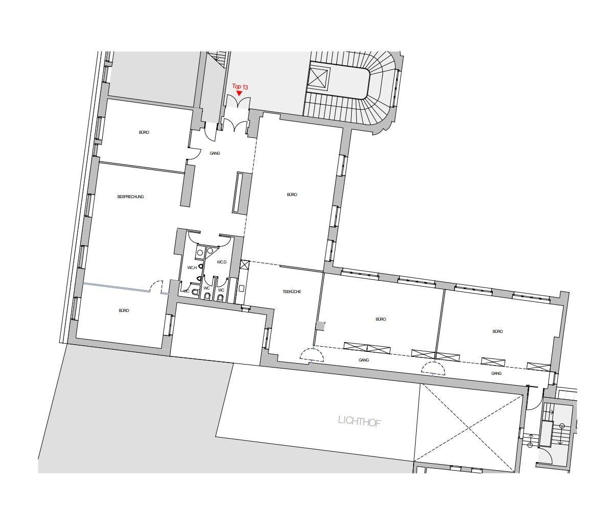 Grundriss einer Etage mit mehreren Büroräumen, einem Lichthof und Zugang zu einem Treppenhaus.