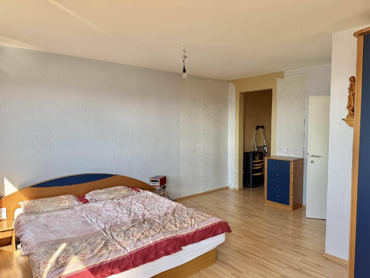 Geräumiges Schlafzimmer mit Holzboden, bereit zur individuellen Gestaltung.