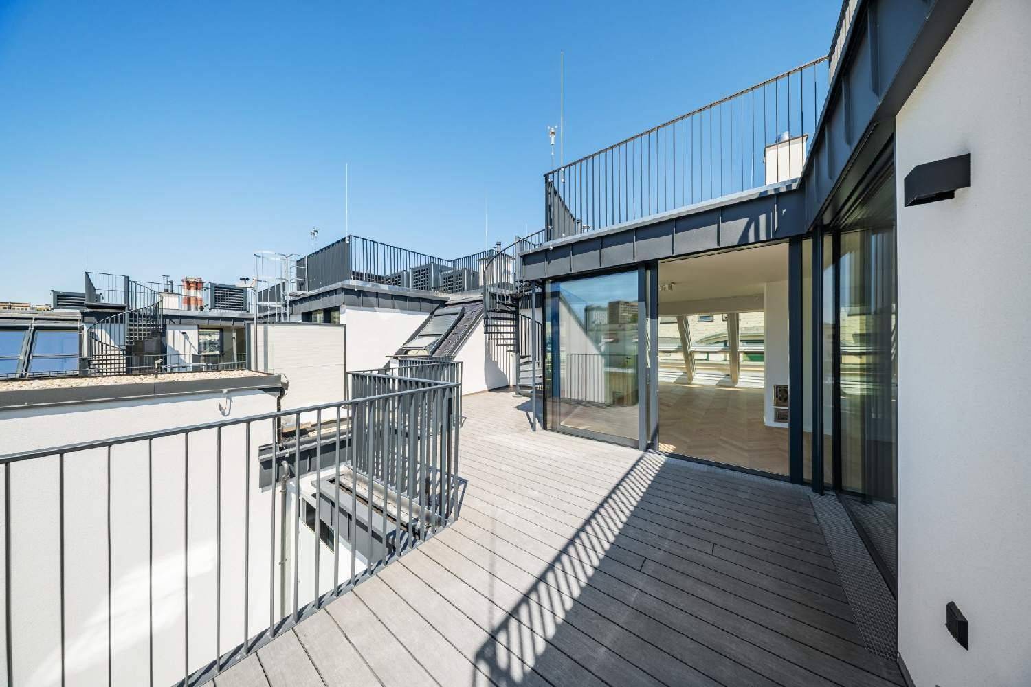 Weitläufige Dachterrasse mit modernem Metallgeländer und Panoramablick über die Stadt.