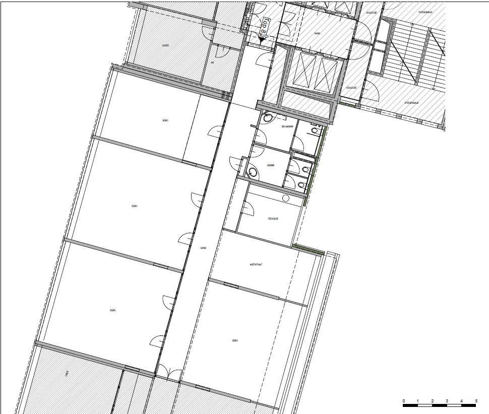 Detaillierter Grundriss einer Etage mit mehreren Büroräumen, Fluren und Sanitäranlagen, inklusive Aufzug und Treppenhaus.