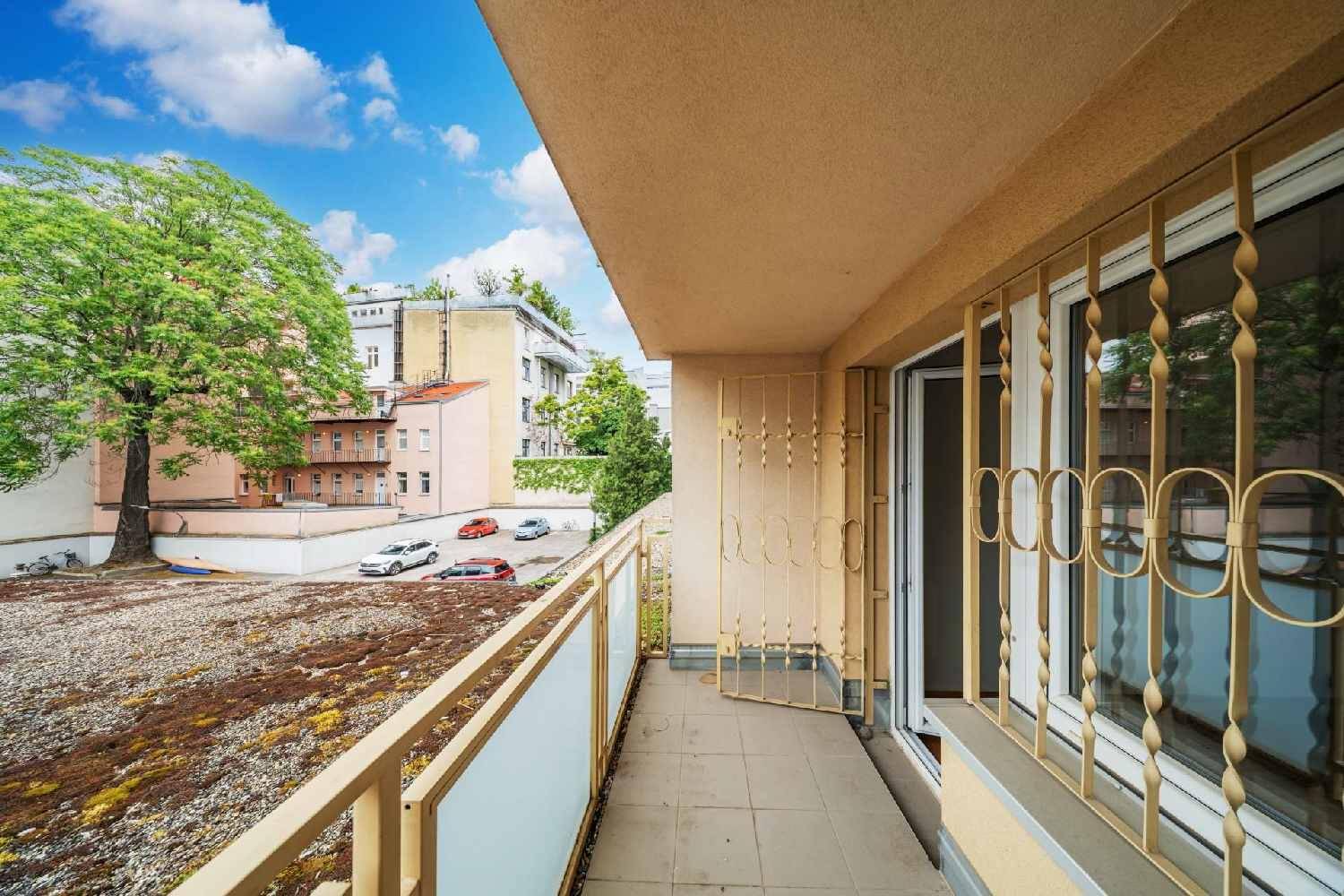 Balkon mit Blick auf den Innenhof und umliegende Gebäude, ideal für Entspannung im Freien.