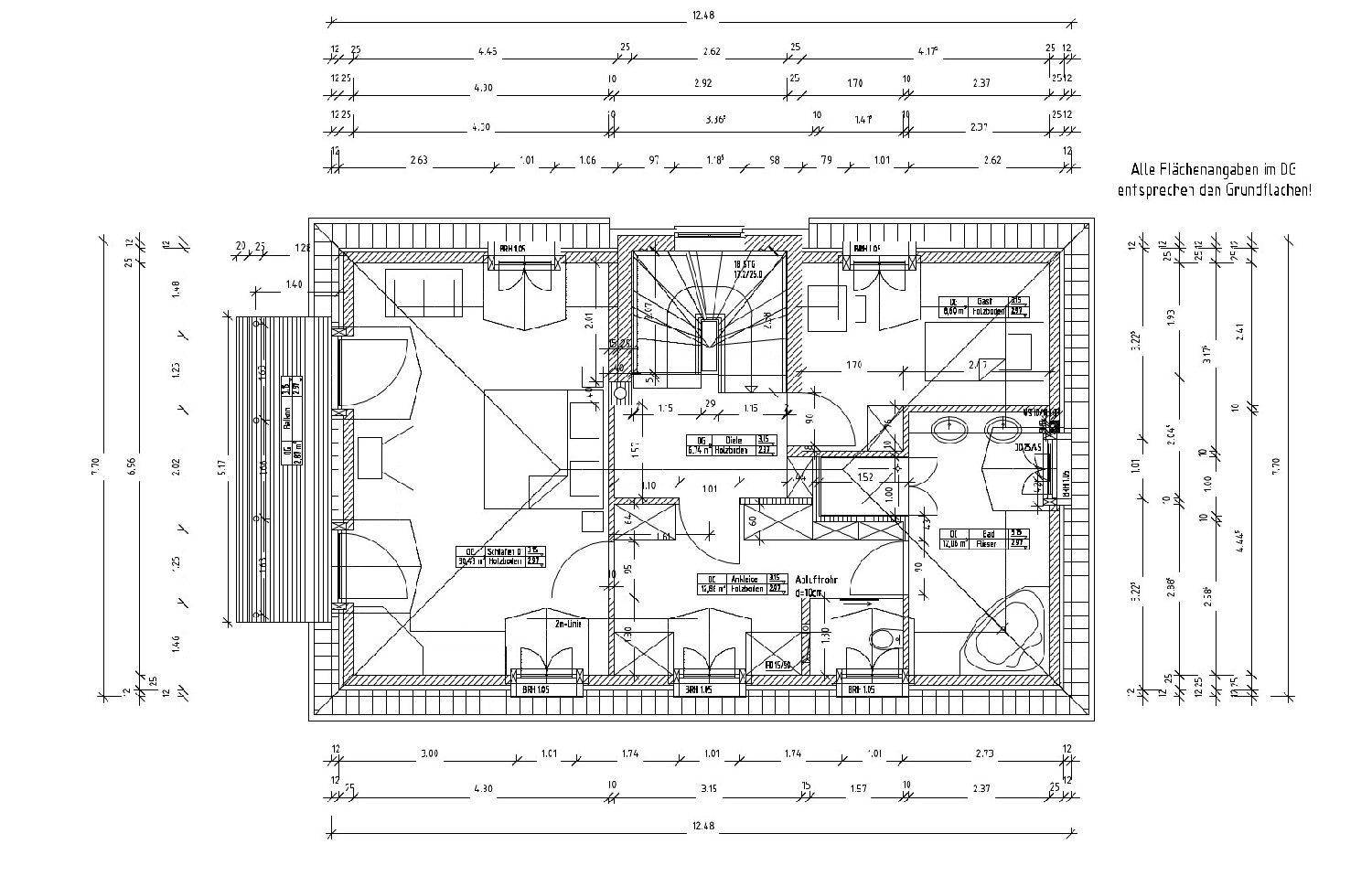Grundriss des Obergeschosses mit mehreren Schlafzimmern, Bädern und Balkon.