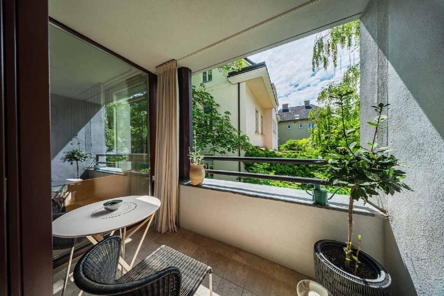 Gemütlicher Balkon mit Sitzgelegenheiten und Blick ins Grüne.