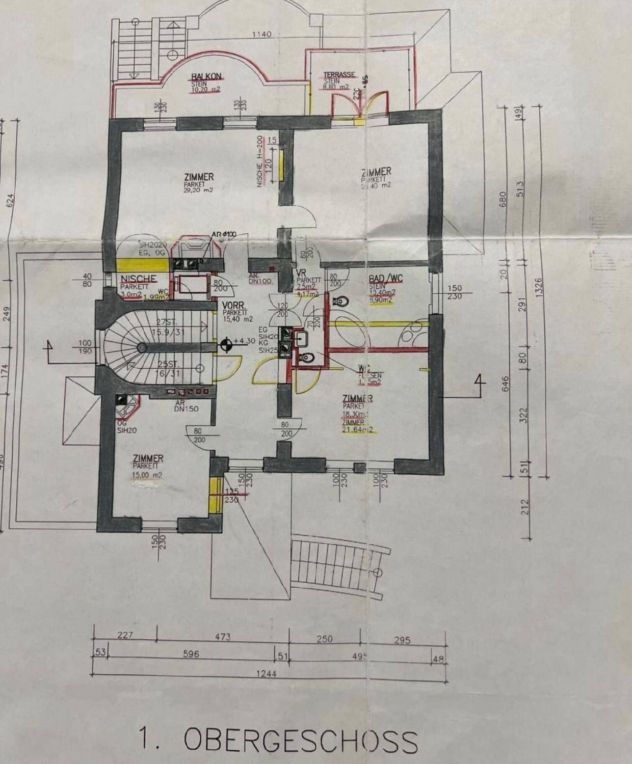 Grundriss des ersten Obergeschosses mit Schlafzimmern, Bad und Balkon.