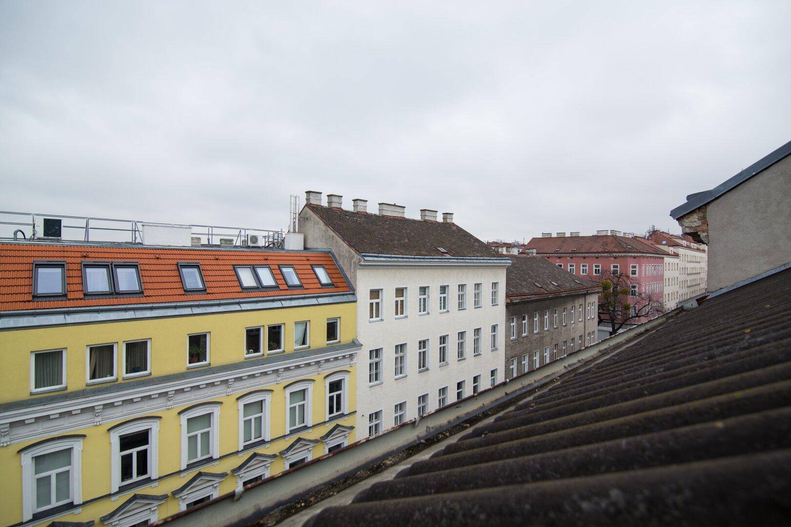 Weitblick über die Dächer der Stadt mit einer Mischung aus Alt- und Neubauten.
