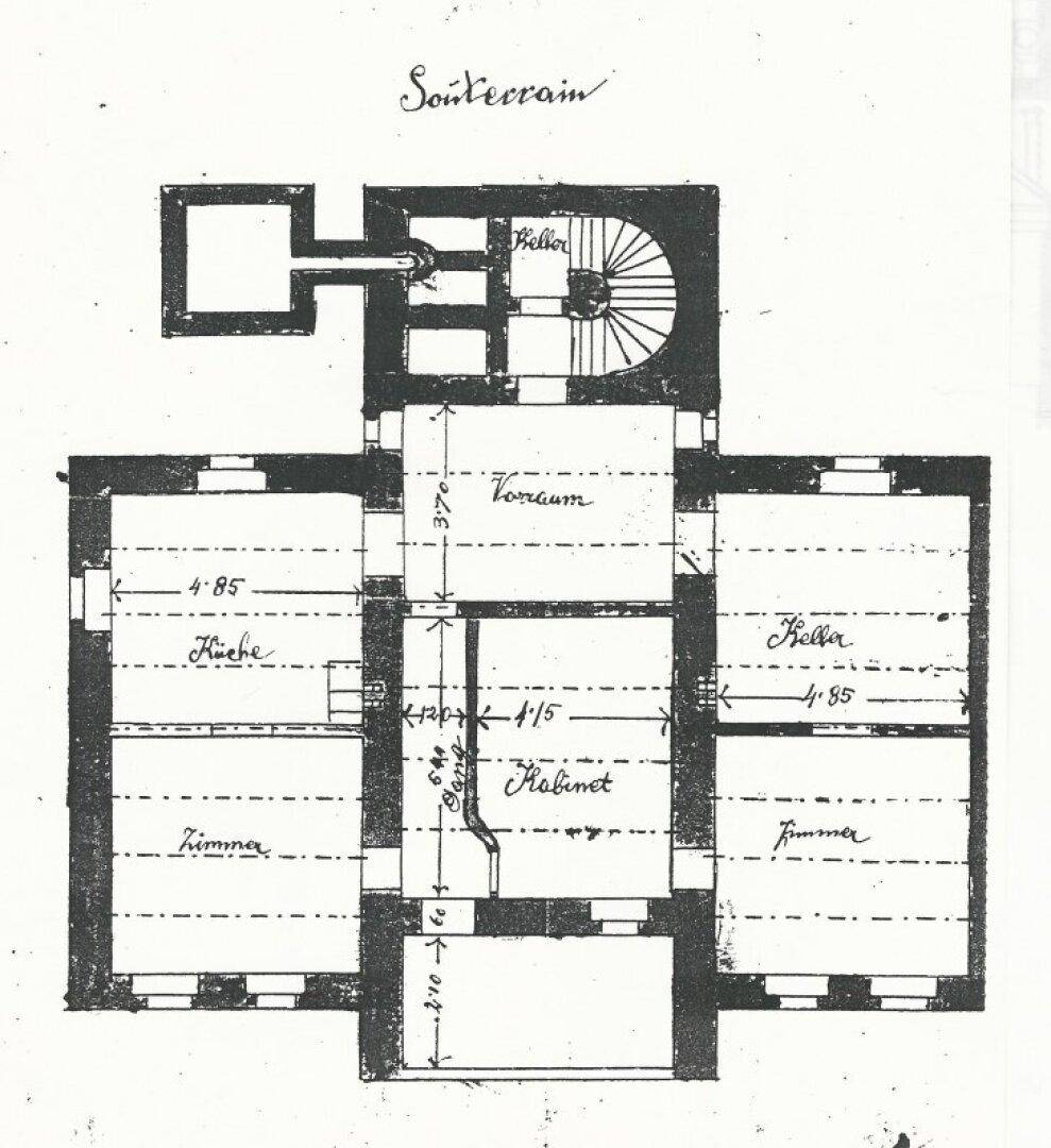 Historischer Grundriss des Souterrains mit Küche, Zimmern und Kellerbereichen.