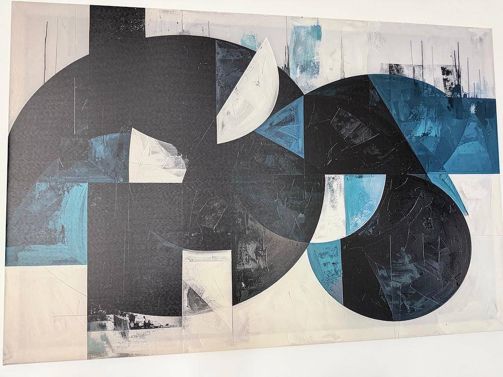 Modernes abstraktes Gemälde mit geometrischen Formen in Schwarz, Weiß und Blau an der Wand.