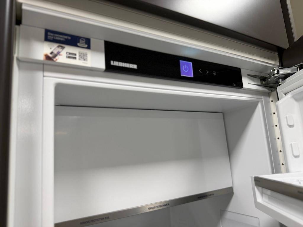 Offener Kühlschrank mit digitaler Steuerung und sauberem Innenraum der Marke Liebherr.