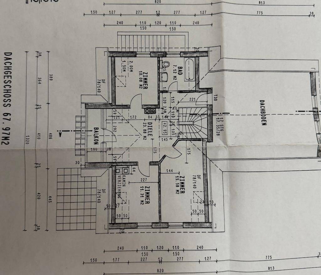 Grundriss des Dachgeschosses mit Zimmern, Bad, Balkon und Dachbodenflächen.