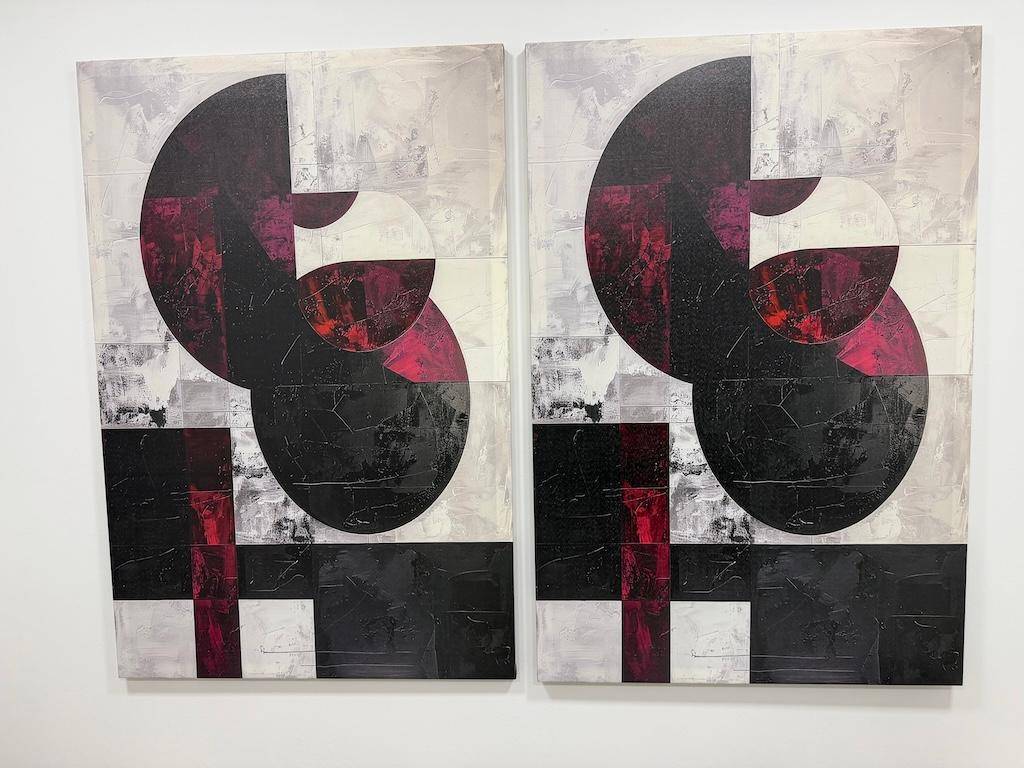 Zwei moderne, abstrakte Kunstwerke mit geometrischen Formen in Schwarz, Rot und Weiß.