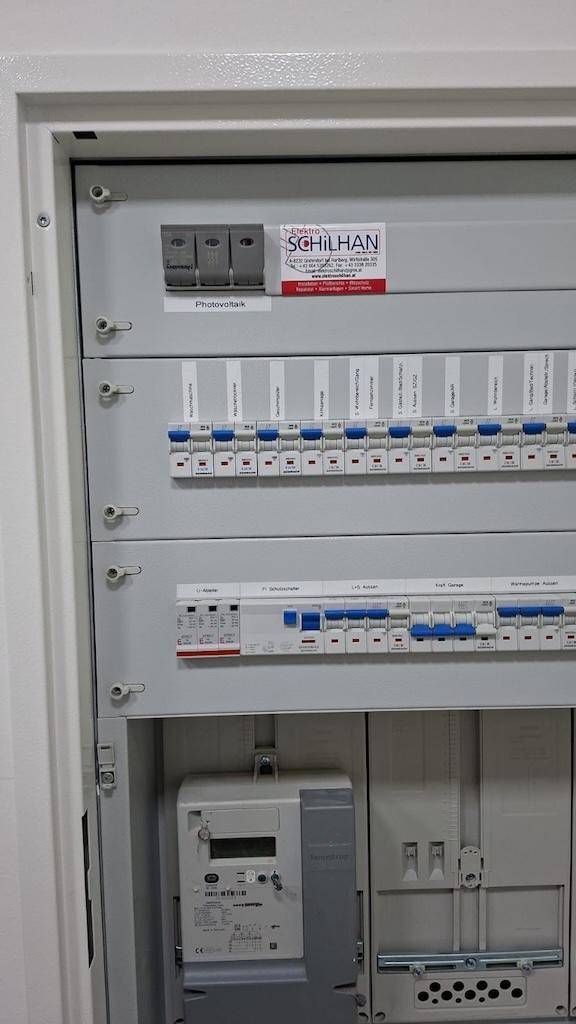 Elektrischer Sicherungskasten mit Photovoltaik-Anschluss, ordentlich installiert und gut zugänglich.