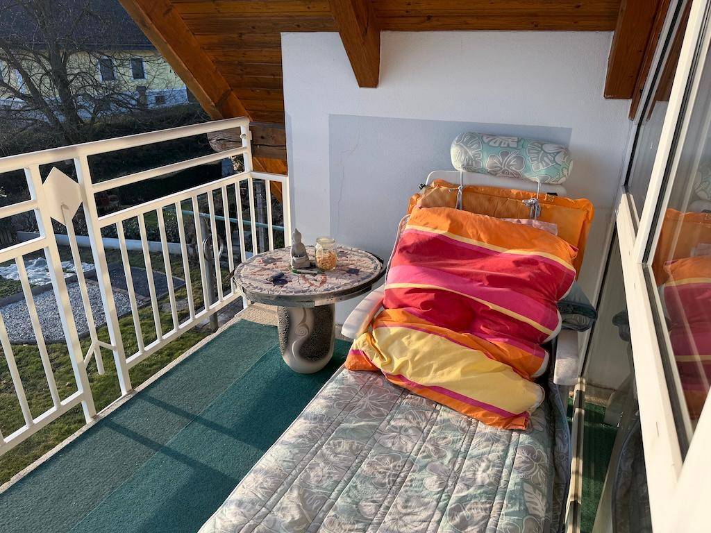 Kleiner Balkon mit Liegestuhl und Beistelltisch, ideal zum Entspannen im Freien.