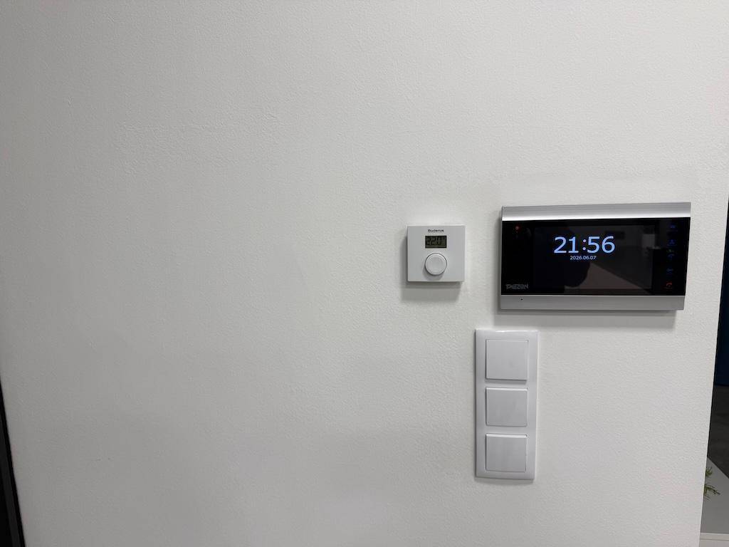 Wandmontierte Steuerungselemente für Heizung und Smart-Home-System, modern und benutzerfreundlich.