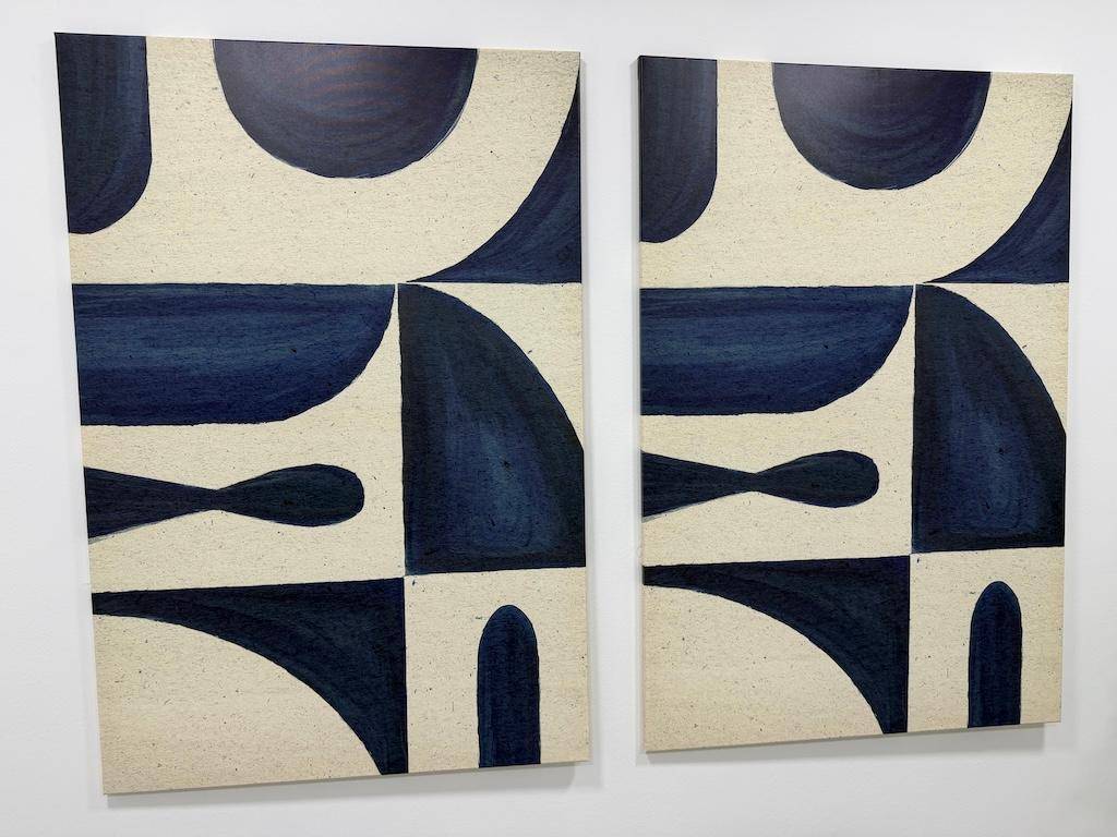 Zwei abstrakte Kunstwerke mit organischen Formen in Blau und Beige, die eine moderne Ästhetik schaffen.