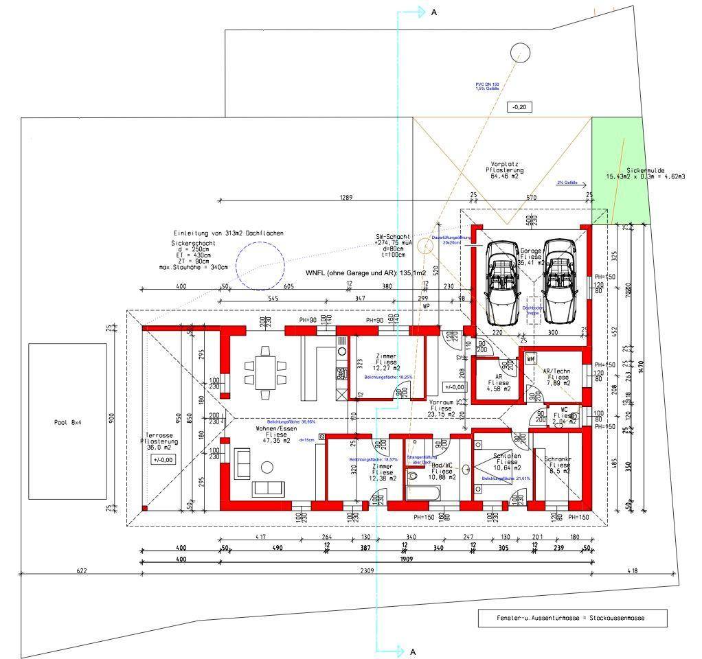 Detaillierter Grundriss des Hauses mit Raumaufteilung, Garage und Terrassenbereich.