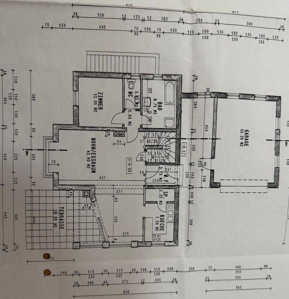 Grundriss des Erdgeschosses mit Wohn-Essbereich, Küche, Zimmer, Bad, WC, Garage und Terrasse.