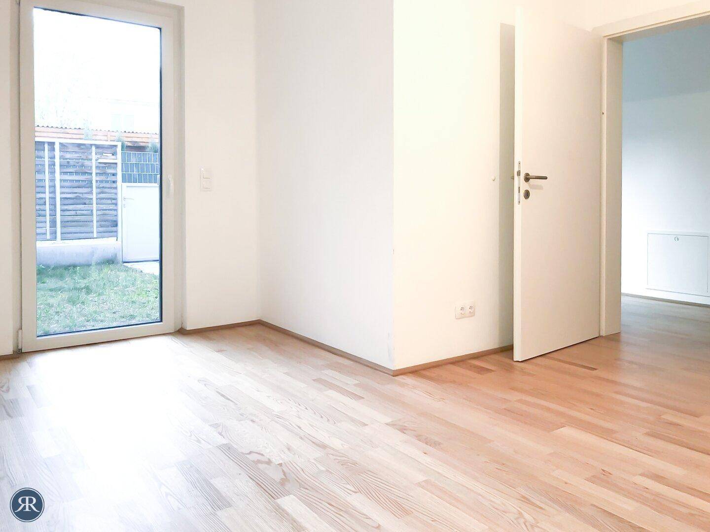 Schlafzimmer mit Zugang zum Garten