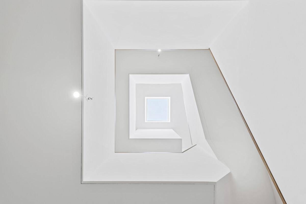 Architektonisch interessante Treppe mit Oberlicht, die für viel Helligkeit im Treppenhaus sorgt.