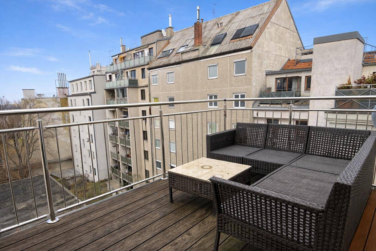 Geräumige Dachterrasse mit Lounge-Möbeln und weitem Blick über die Stadt.