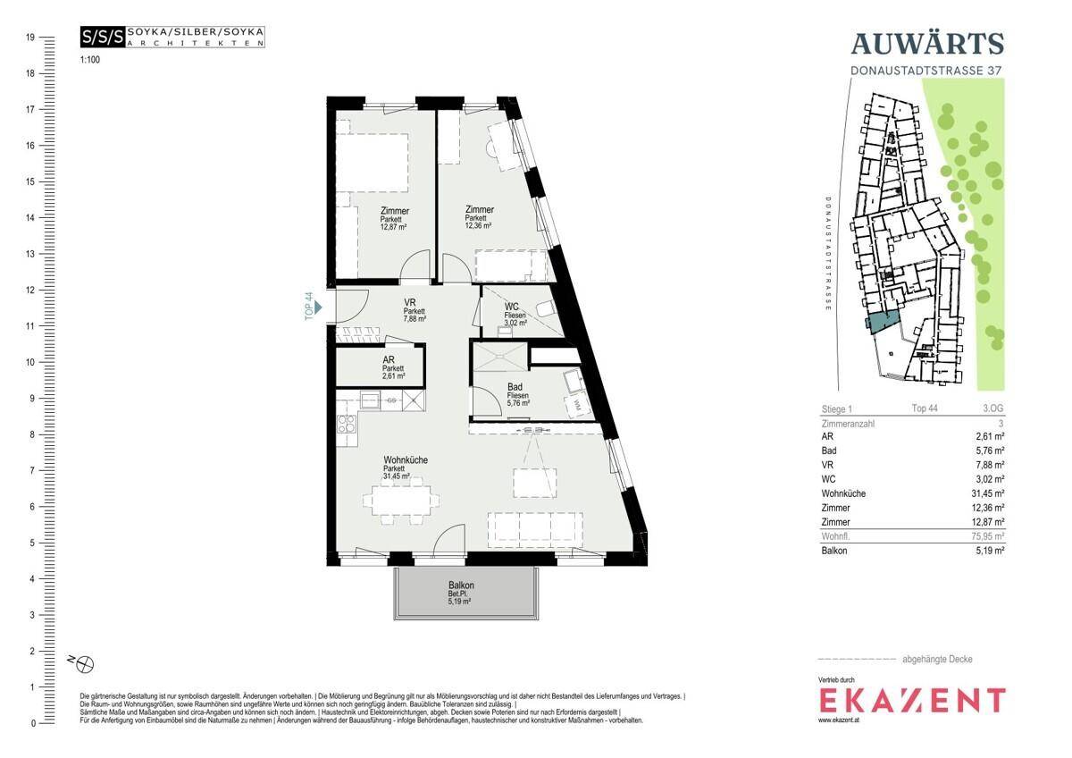 Grundriss einer Wohnung mit zwei Zimmern, offener Wohnküche und einem Balkon.