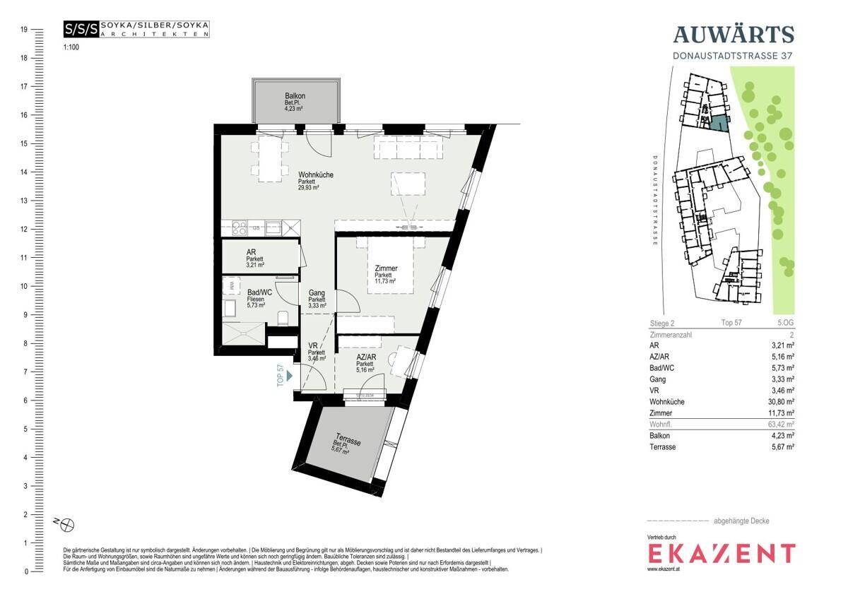 Detaillierter Grundriss einer Wohnung mit Wohnküche, Schlafzimmer, Bad, Balkon und Terrasse.