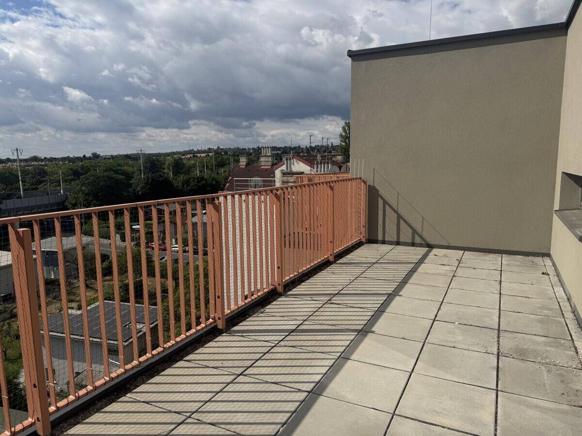 Geräumige Terrasse mit Fliesenboden und weitem Blick über die Umgebung.