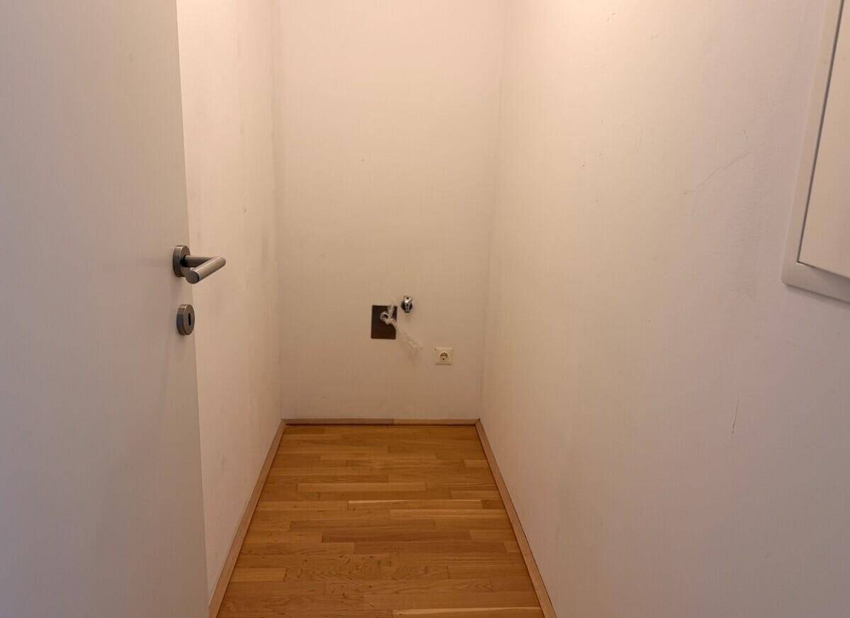 Kleiner Abstellraum oder Hauswirtschaftsraum mit Anschlüssen für Waschmaschine und Trockner.