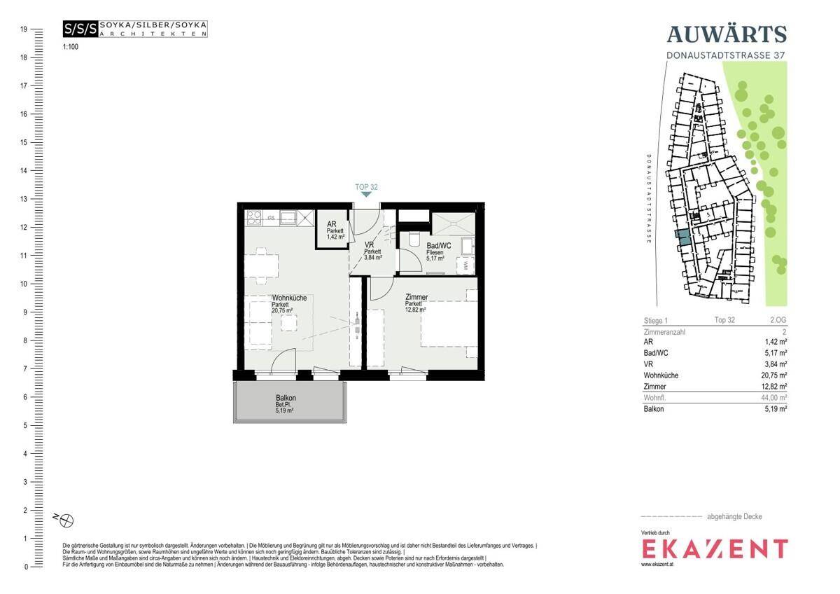 Grundriss einer Wohnung mit Balkon, Wohnküche, Zimmer und Bad/WC.