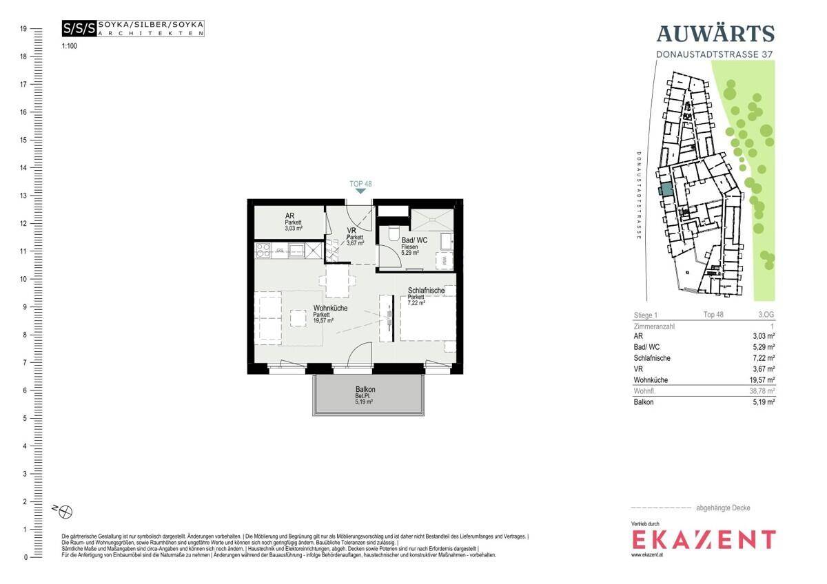 Detaillierter Grundriss der Wohnung TOP 43 mit offenem Wohnbereich, Schlafzimmer und Balkon.