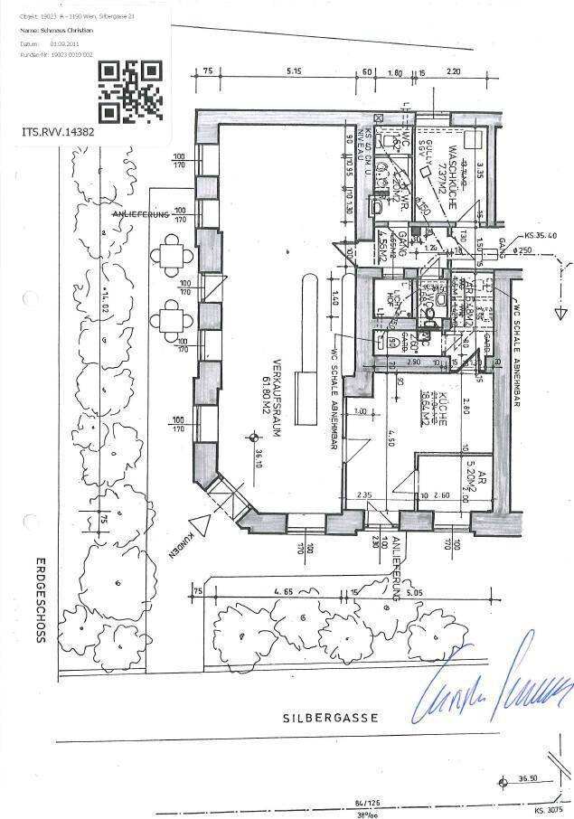 Detaillierter Grundriss des Erdgeschosses mit Außenbereich, einem großen Verkaufsraum und verschiedenen Sanitär- und Nebenräumen.