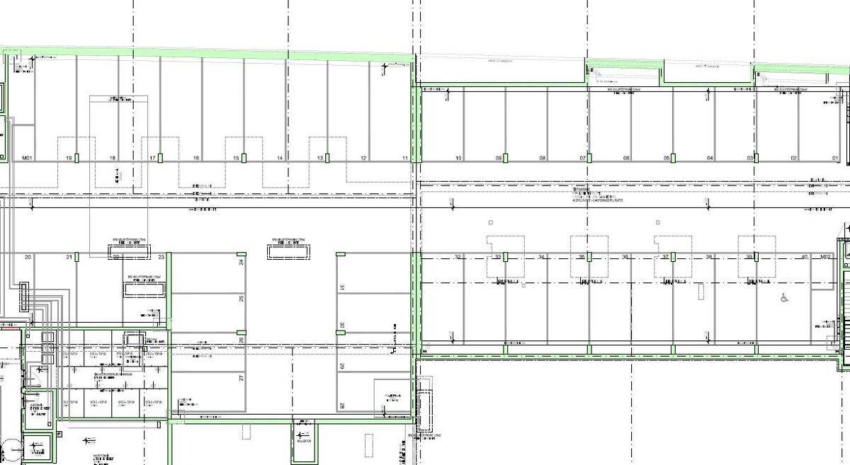 Grundrissplan einer Tiefgarage mit zahlreichen markierten Parkplätzen und Zufahrten.
