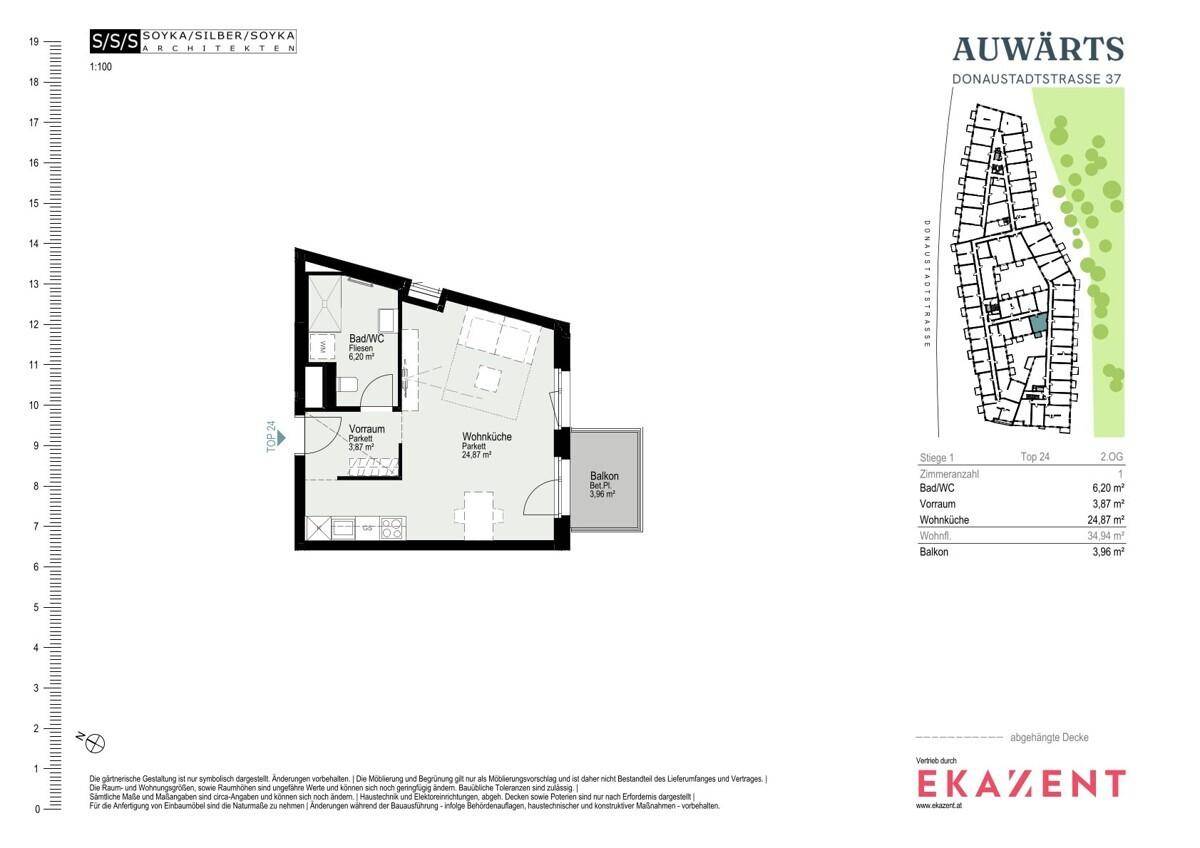 Grundriss einer Wohnung mit offenem Wohn- und Küchenbereich, Bad und Balkon.