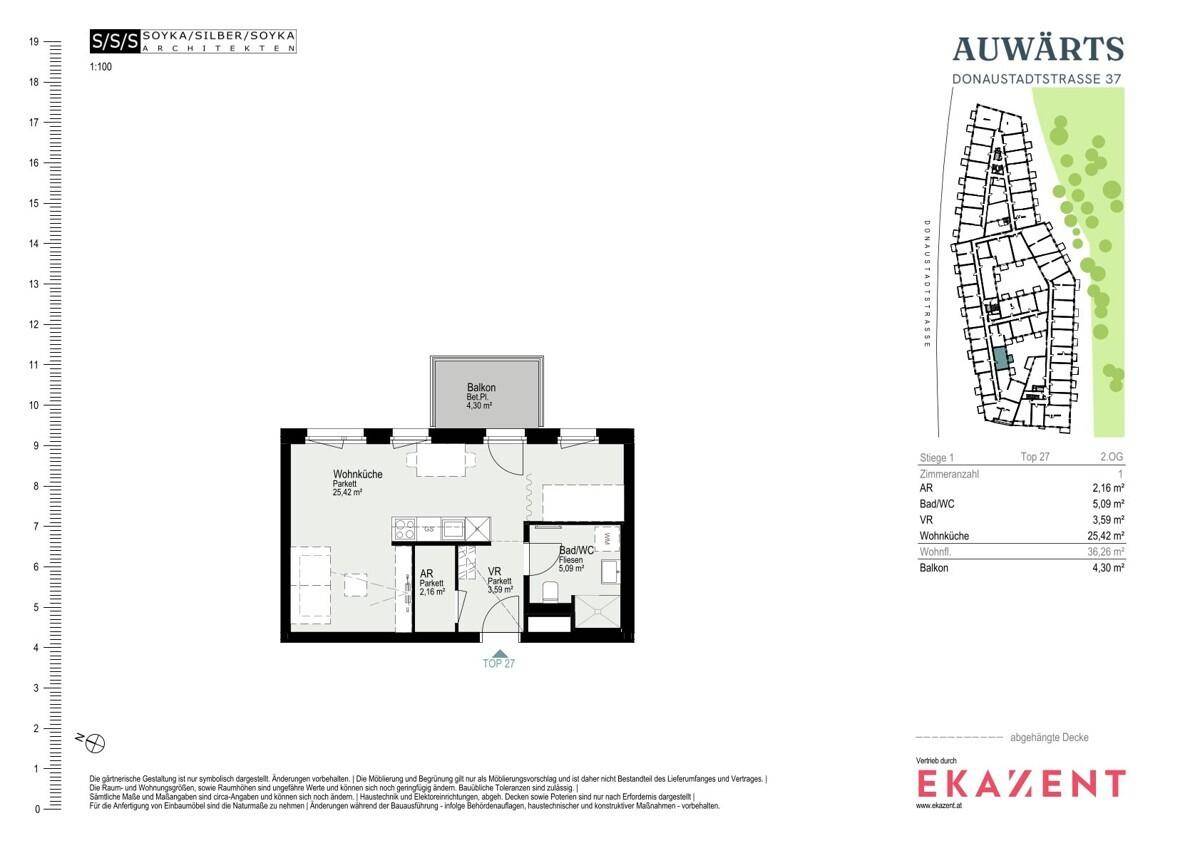 Grundriss einer Wohnung mit Balkon, offener Wohnküche und separatem Abstellraum.
