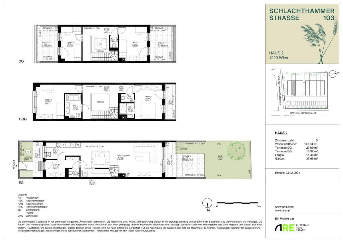 Detaillierter Grundriss des Hauses mit drei Etagen, Terrasse und Gartenbereich.
