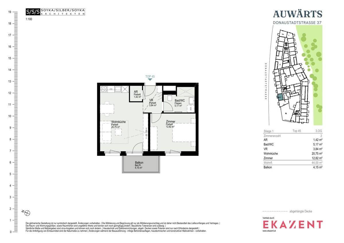 Grundriss einer Wohnung mit Wohnküche, Schlafzimmer, Bad und Balkon, detailliert dargestellt.